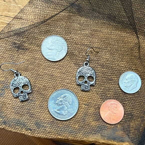 💀  Etched Sugar Skull Silver Dangle Earrings 
~ “Day of the Dead” 🥀 - Picture 4 of 7